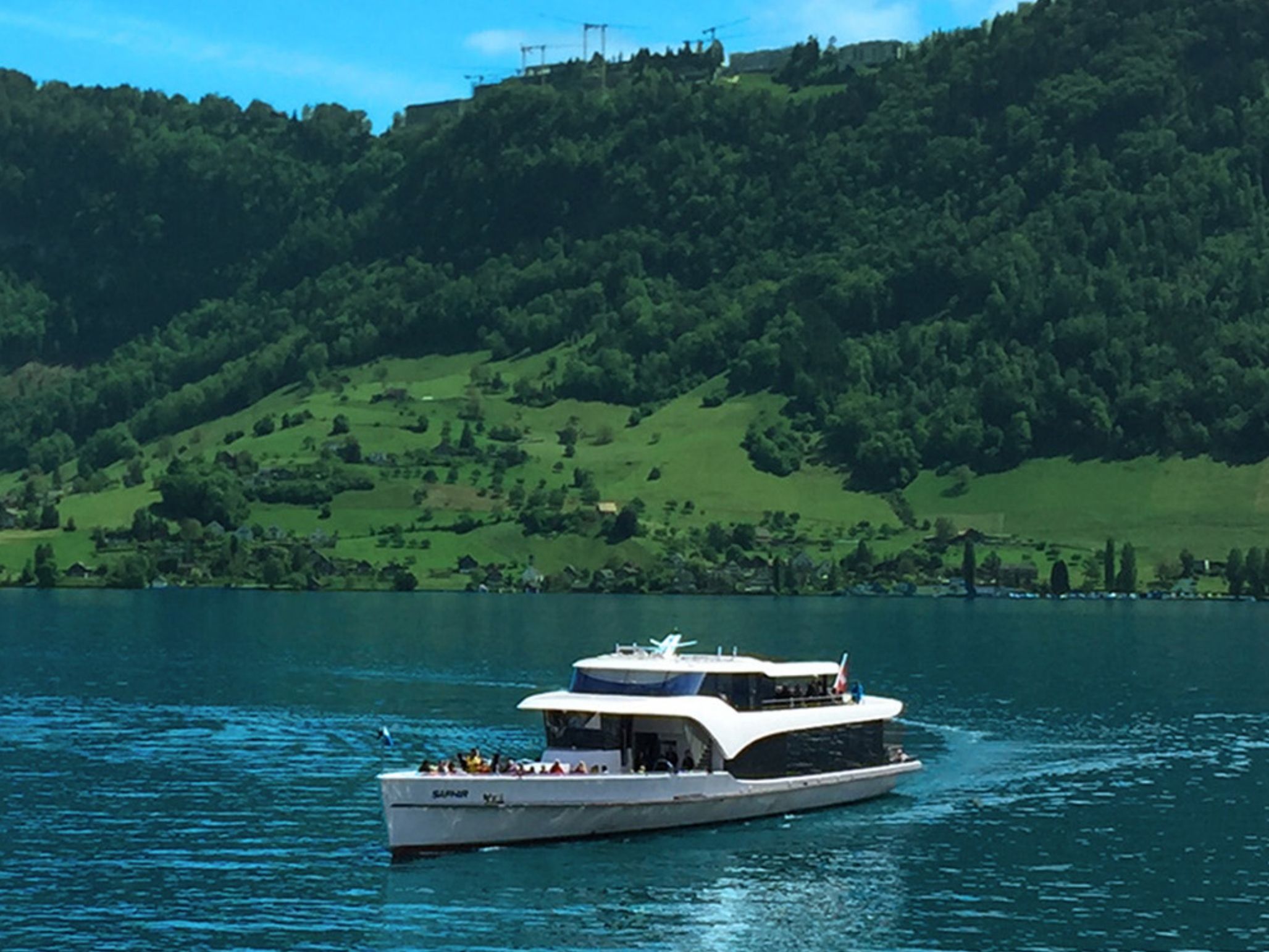 Люцерн: яхта Сафир — насладитесь великолепным видом на озеро и зелеными горами летом.