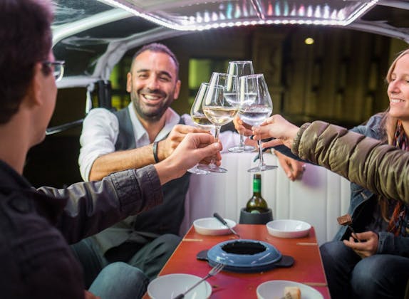 eTukTuk Wein: Genuss mit Freunden bei einer Käseprobe in entspannter Atmosphäre
