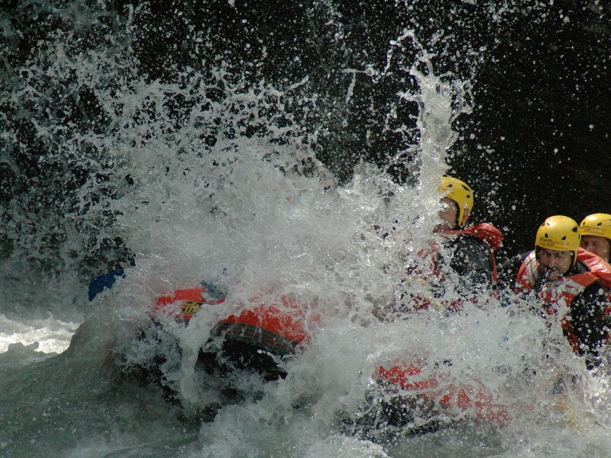 التجديف في جيارسون: تجربة مثيرة للتجديف في المياه الجارفة مع الأصدقاء في الجبال.