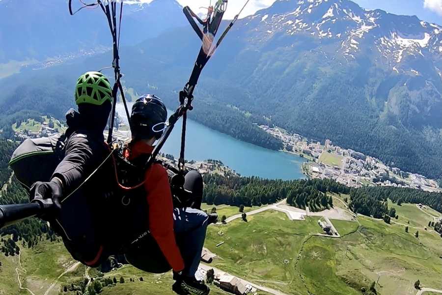 Paragliding: Erlebe den Tandemflug über Samedan im Engadin mit faszinierender Aussicht.