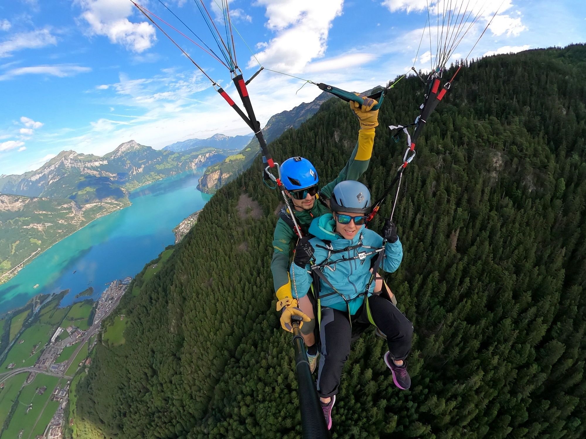 エッグベルグでのタンデムパラグライディング、四湖の景色と共に