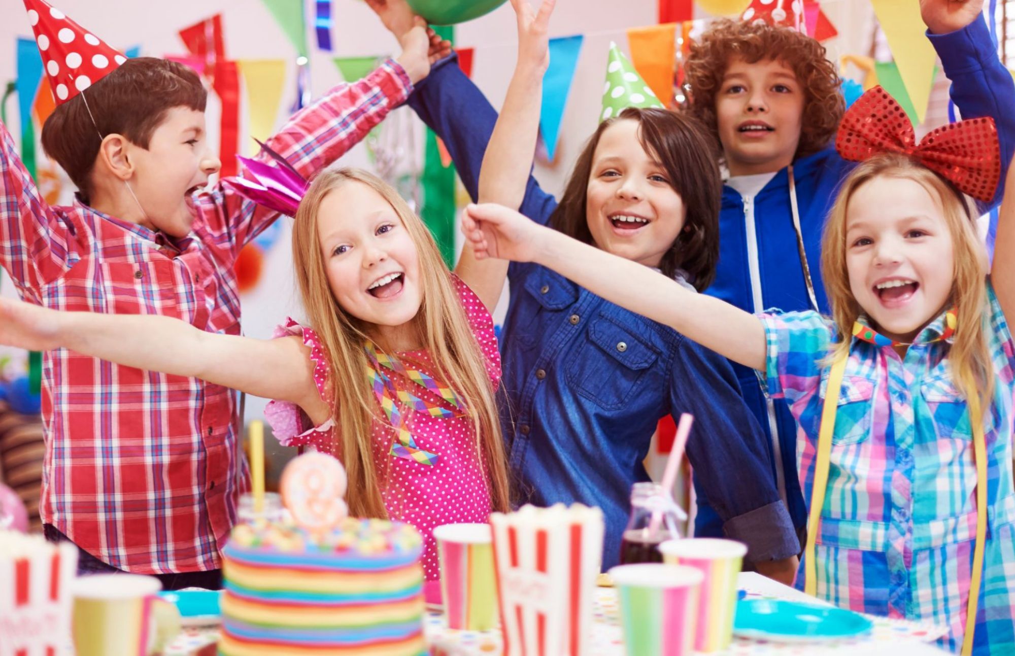 儿童生日派对：儿童在Etoy的儿童乐园与蛋糕和乐趣庆祝。