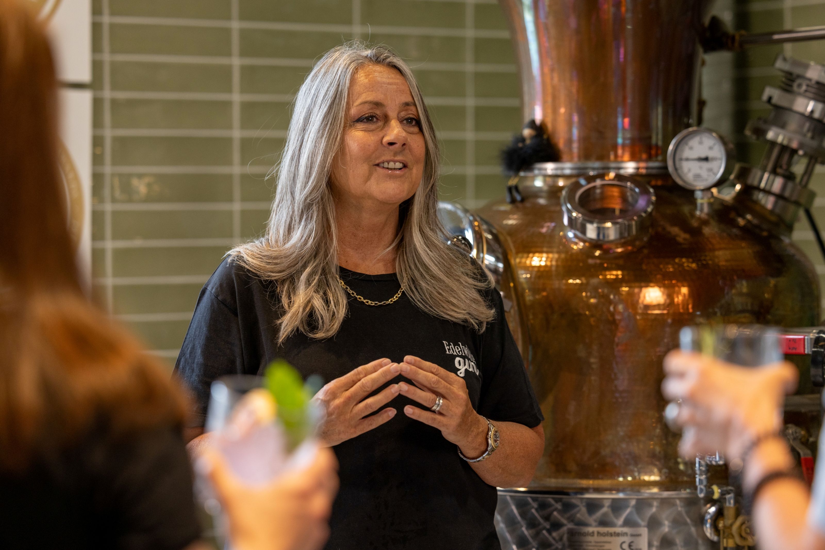 Edelwhite Gin : Profite de la dégustation lors de la visite de la distillerie avec un guide expert.