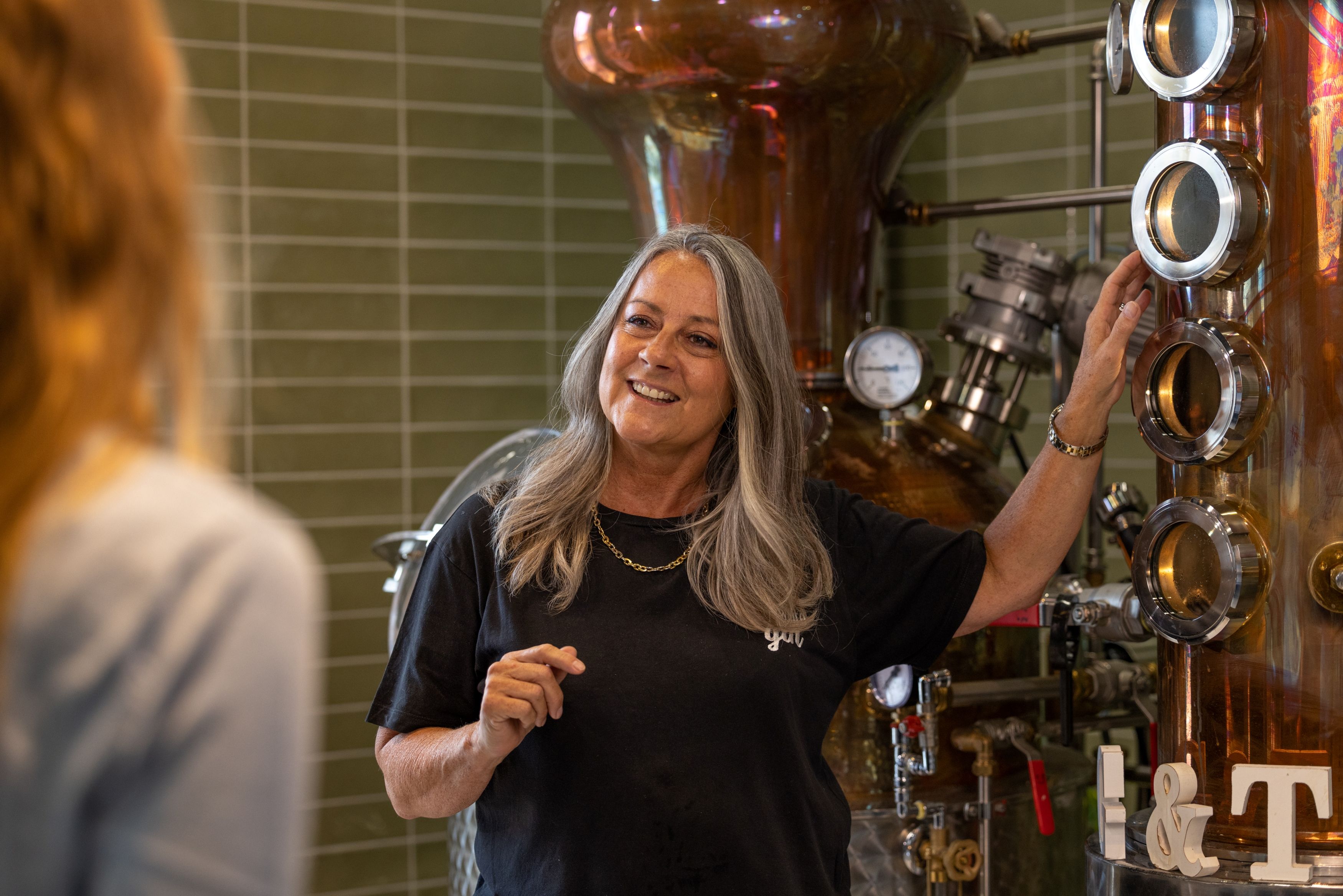 Edelwhite Gin: Tur perjalanan distileri aktif bersama tim ahli dan wawasan menarik tentang pembuatan gin.