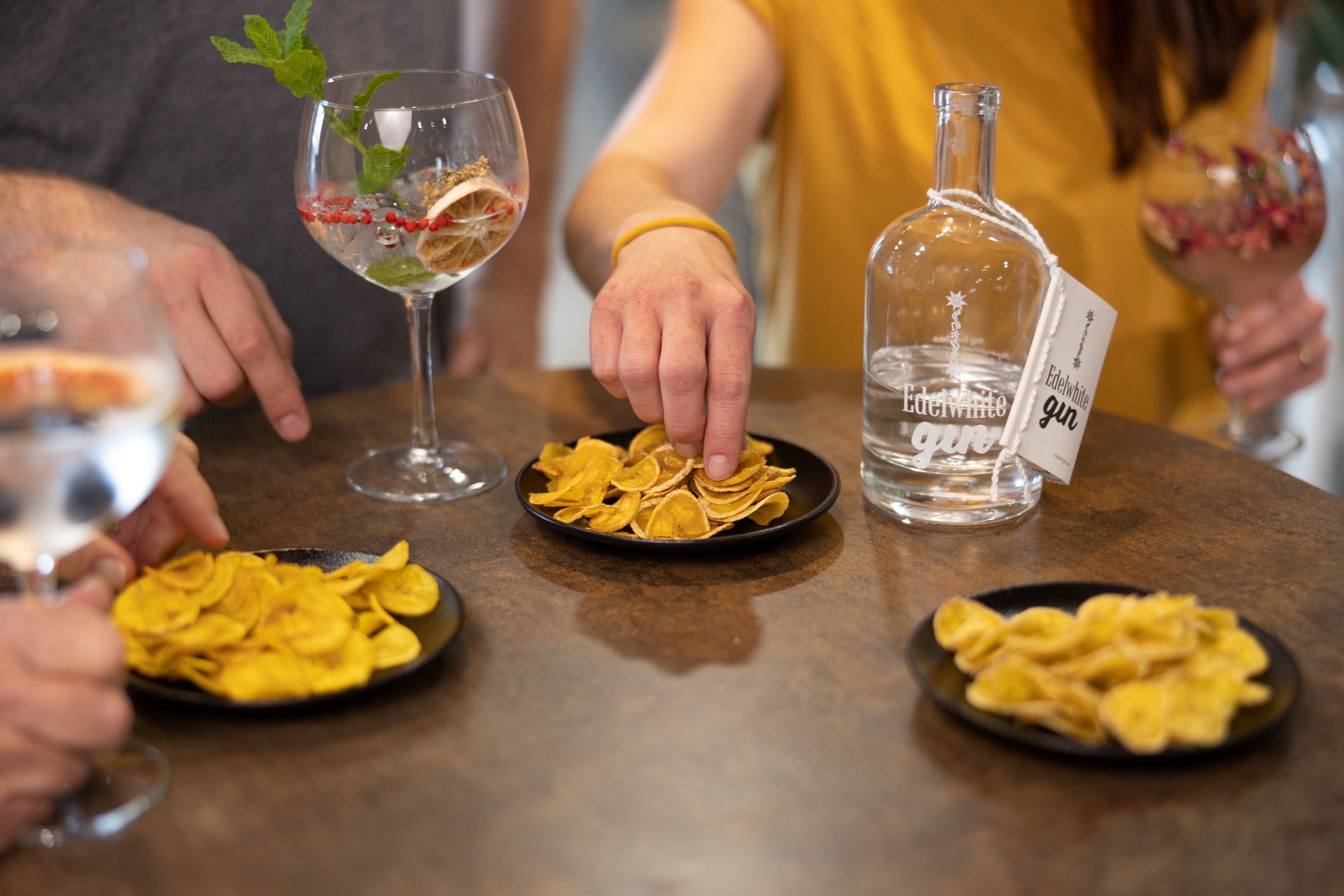 Edelwhite Gin: Jelajahi acara pencicipan gin dengan camilan dan koktail dalam suasana hangat.