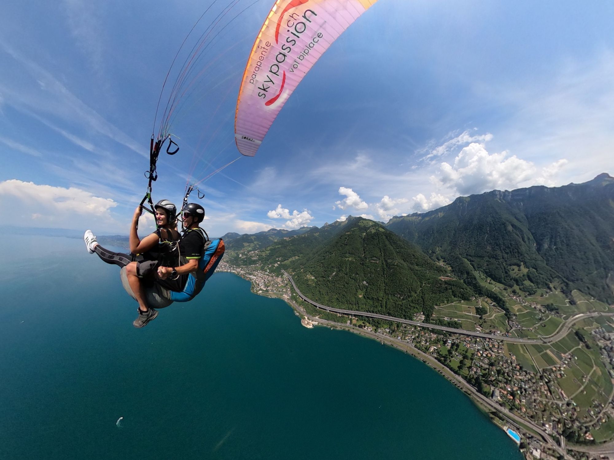 जेनيفا झील के ऊपर पैराग्लाइडिंग टंडेम फ्लाइट, पहाड़ों और परिदृश्य का दृश्य, अविस्मरणीय अनुभव।