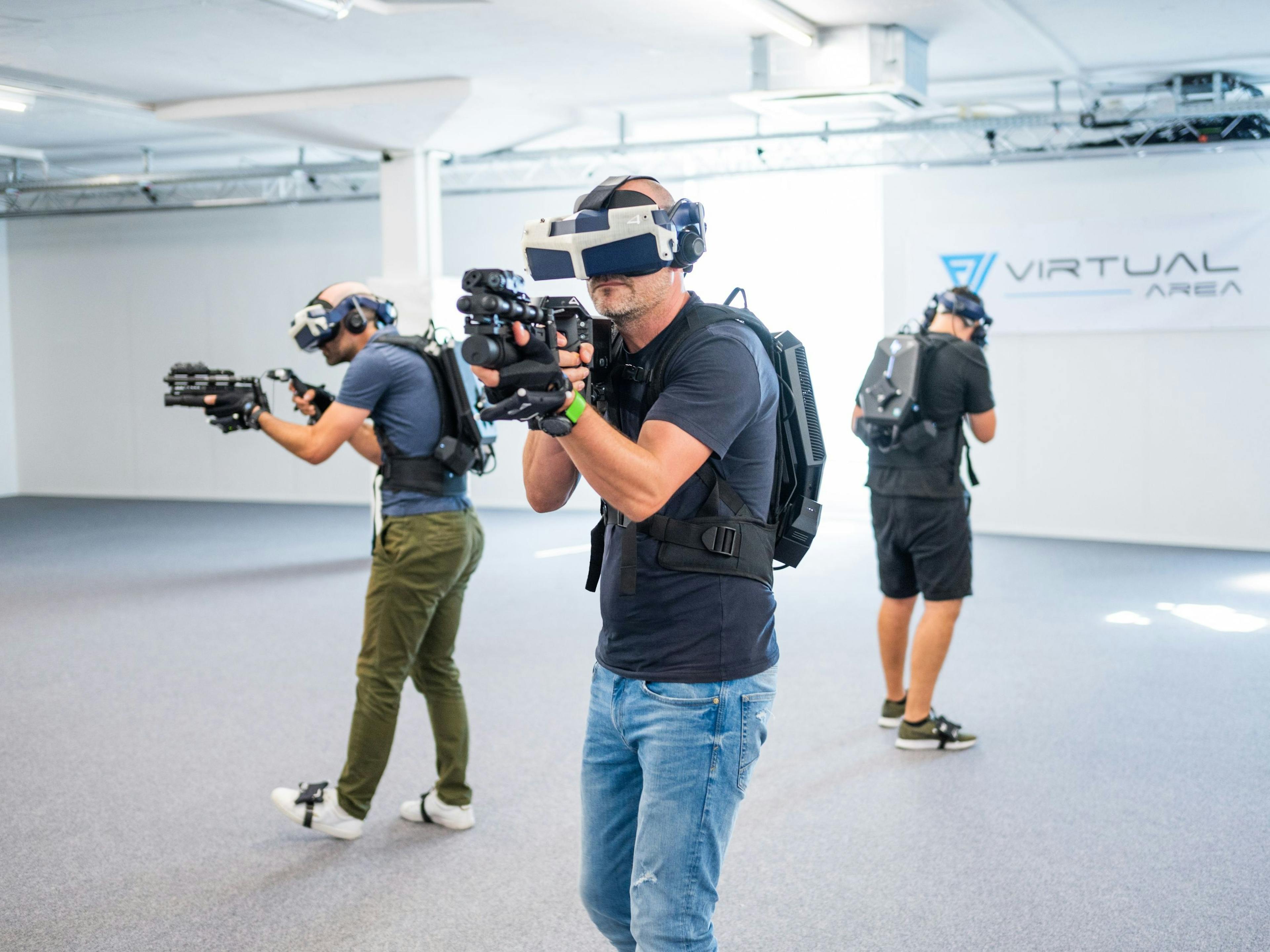 VR-игра: группа переживает захватывающие приключения в виртуальной реальности с инновационной технологией.