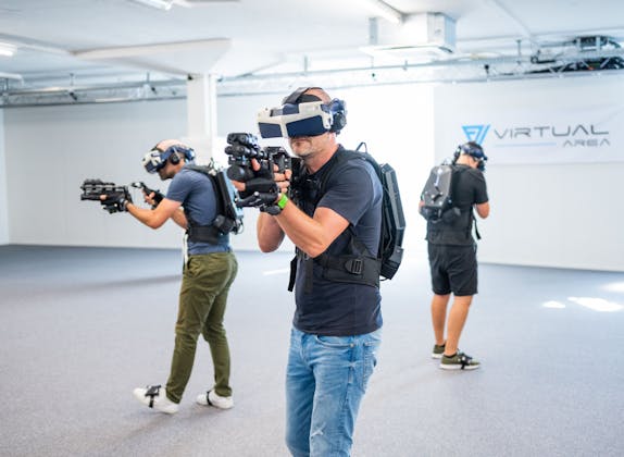 VR-игра: группа переживает захватывающие приключения в виртуальной реальности с инновационной технологией.