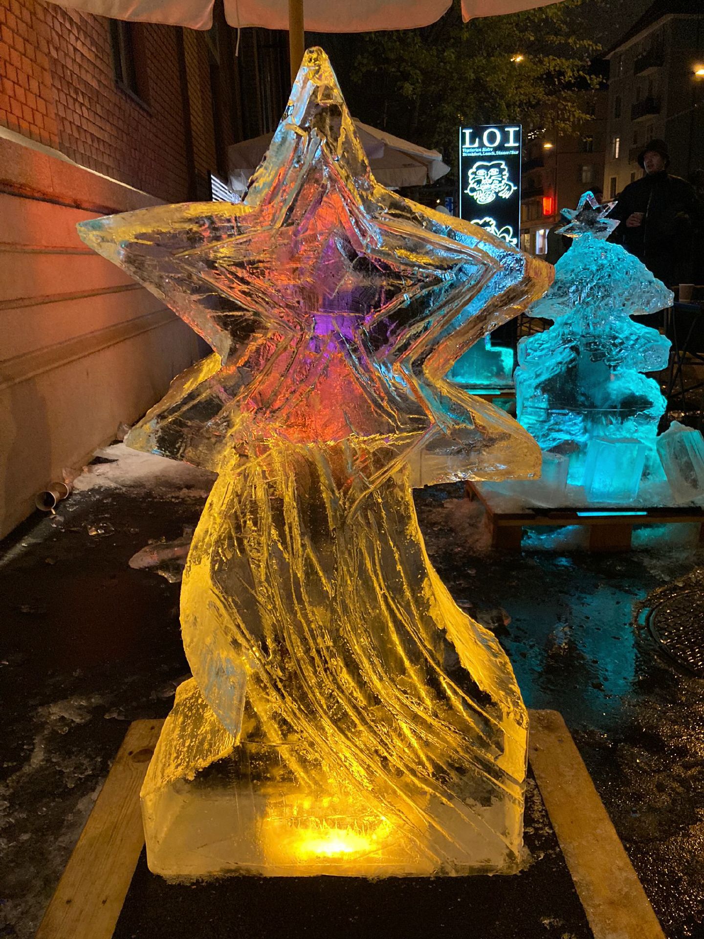 在瑞士雕刻冰雕与五彩灯光