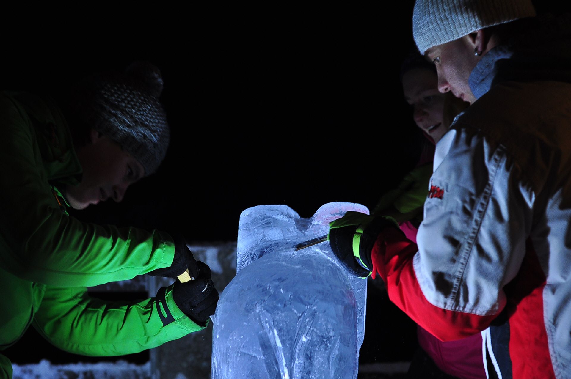 在瑞士雕刻冰雕，冬季，夜间活动，创造性的手工艺