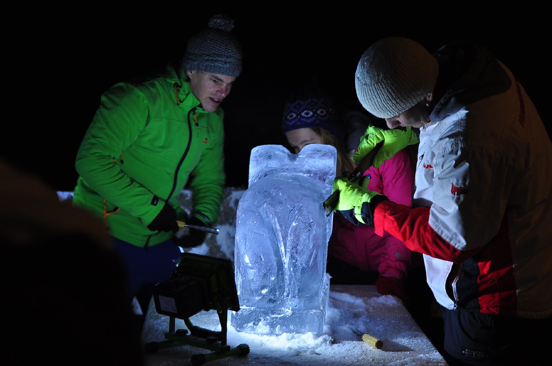 在瑞士雕刻冰雕，夜间活动，白雪覆盖的环境