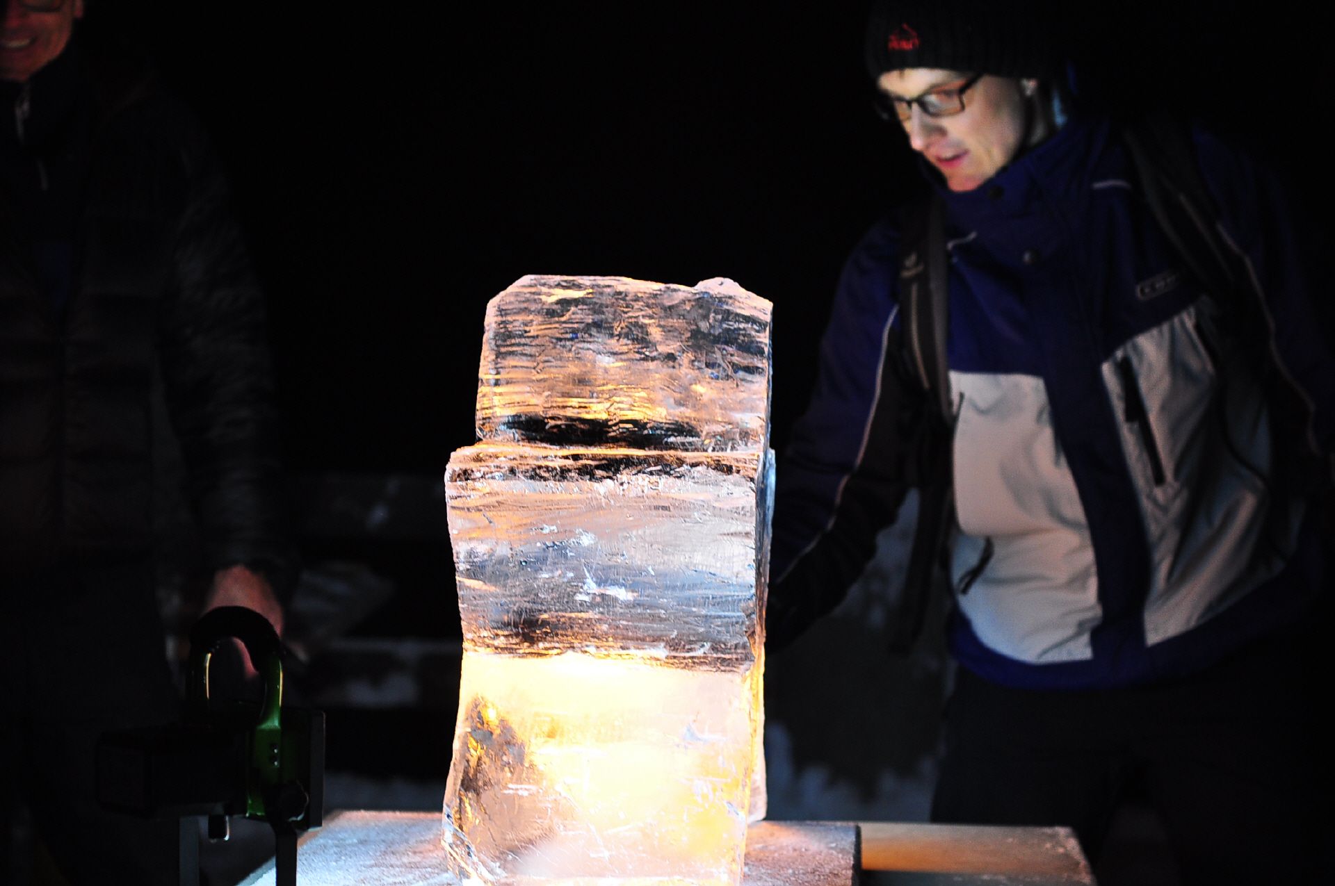 冰雕雕刻 瑞士，艺术家在黑暗中雕刻冰块