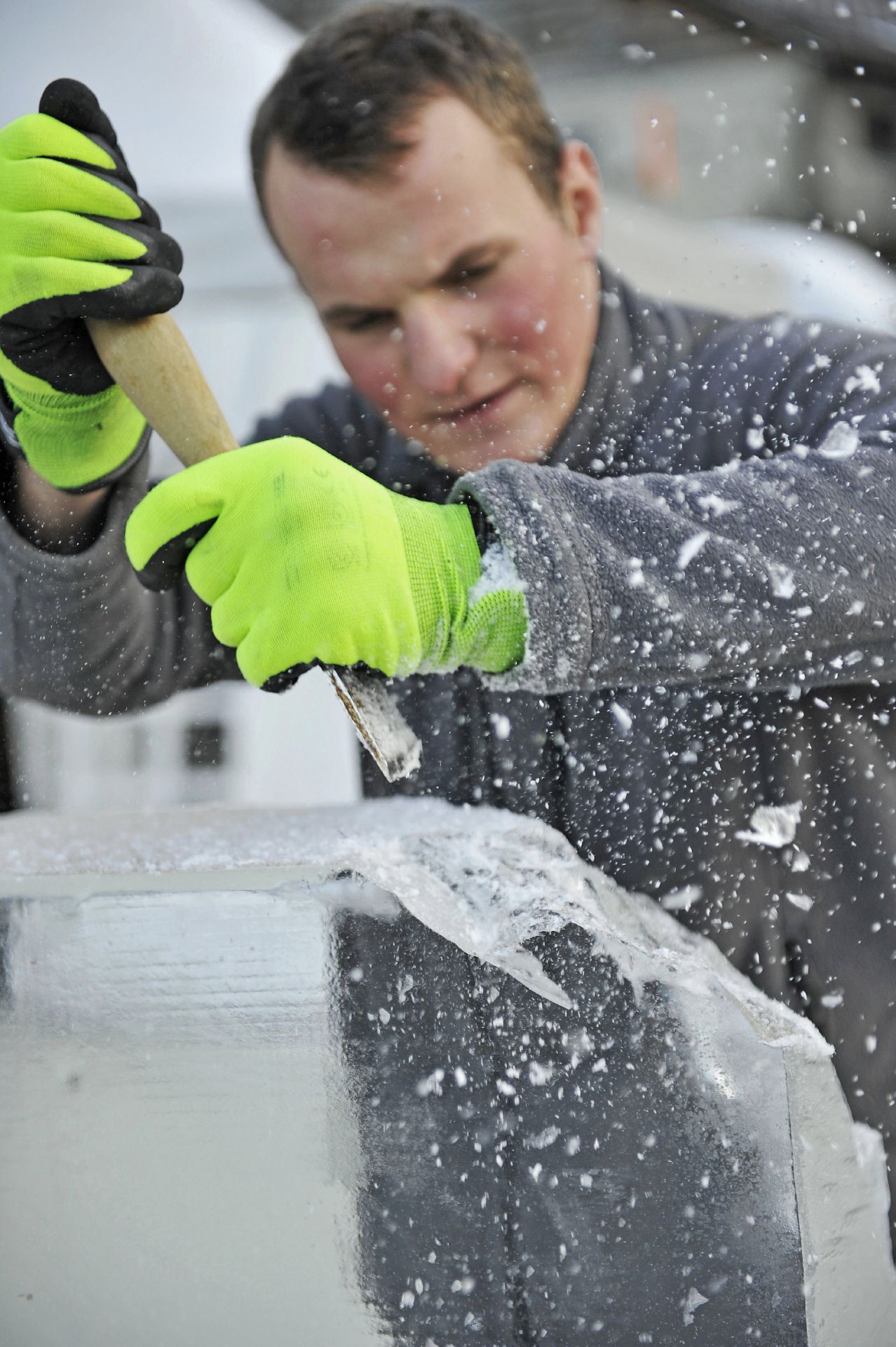 在瑞士雕刻冰雕，雕刻的特写，手持凿子