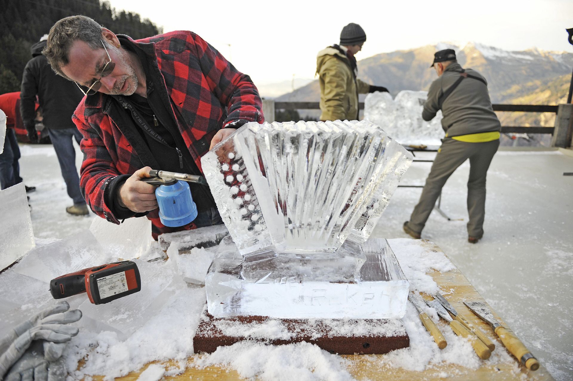Ледовое резьба в Швейцарии с различными инструментами