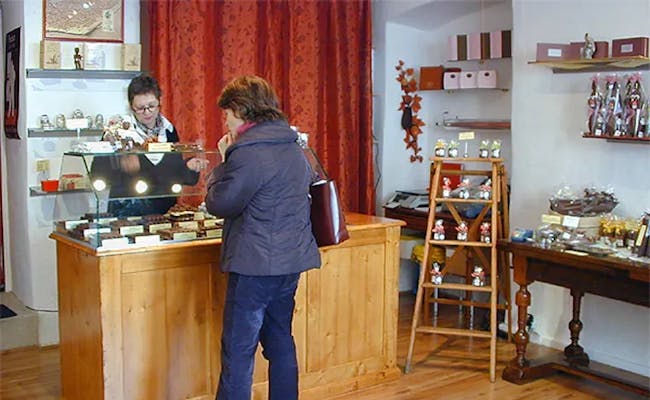 Espace Chocolat Confiserie Moret, ช็อคโกแลตหลายแบบ, เคาน์เตอร์ขาย, บรรยากาศที่อบอุ่น.