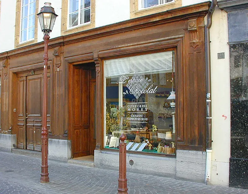 Chokolade- og slikbutik Moret med udstilling og træfacade