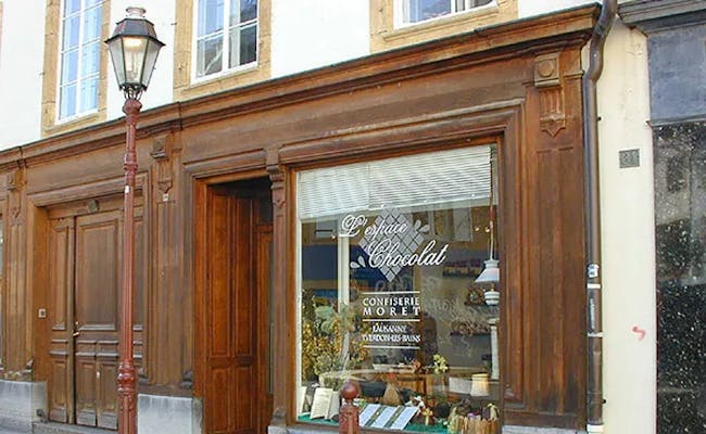 Espace Chocolat Confiserie Moret มีหน้าต่างโชว์และผนังไม้