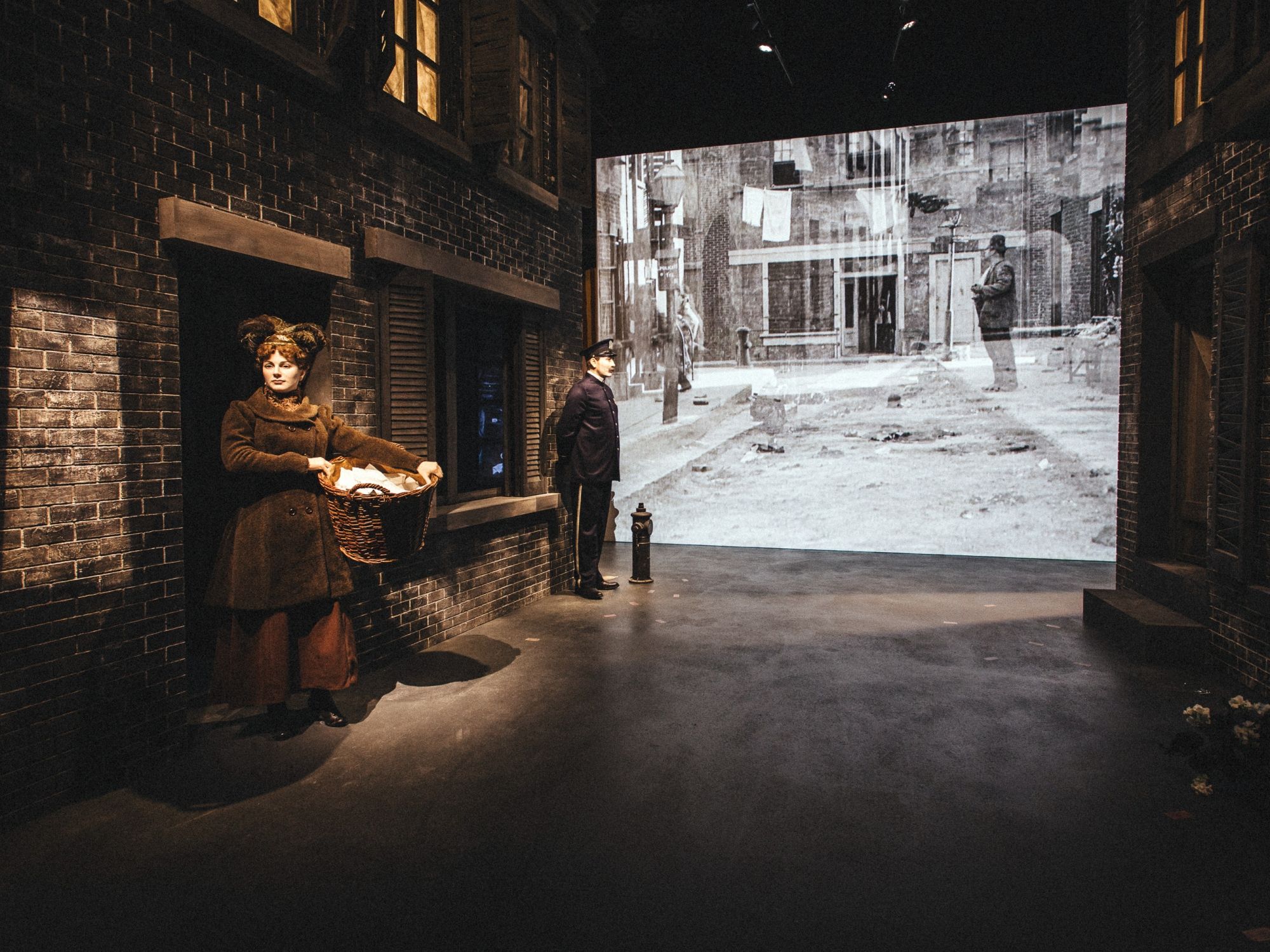 Świat Chaplina: studio z historycznymi scenami i aktorami odzwierciedlającymi czas Chaplina.