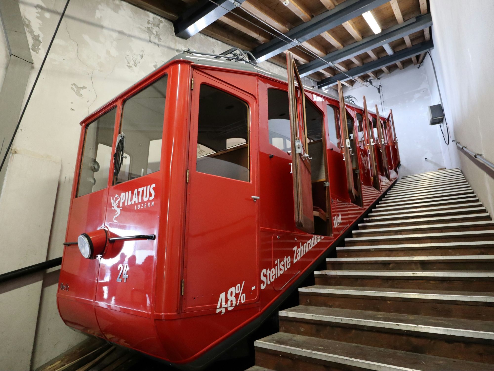 Pilatus Zahnradbahn in Luzern, beeindruckende Bergfahrt und atemberaubende Ausblicke auf die Natur.