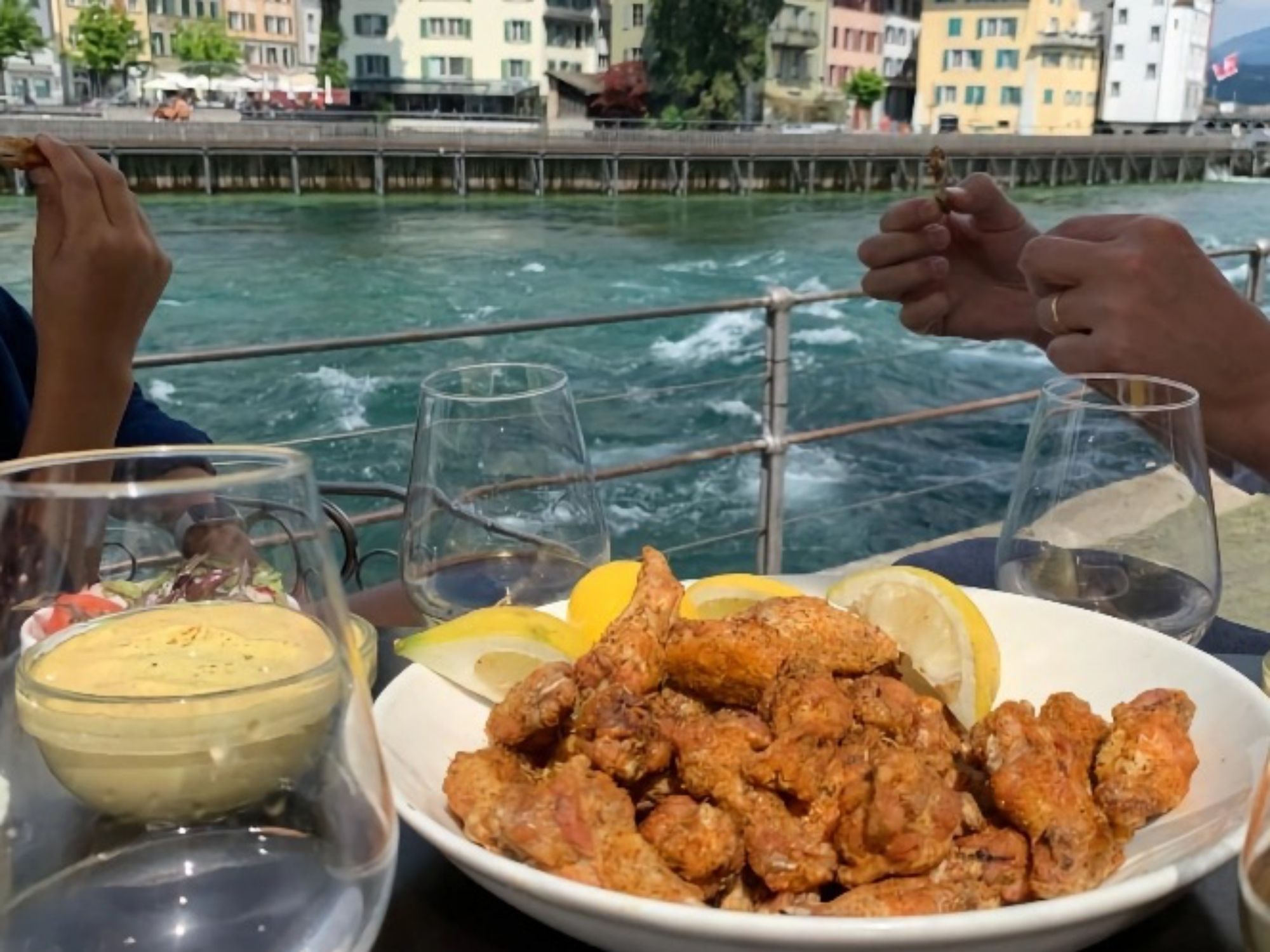 크런치: 도시를 바라보며 강가에서 즐기는 아삭아삭한 간식, 여름의 즐거움을 위한 완벽한 선택입니다.