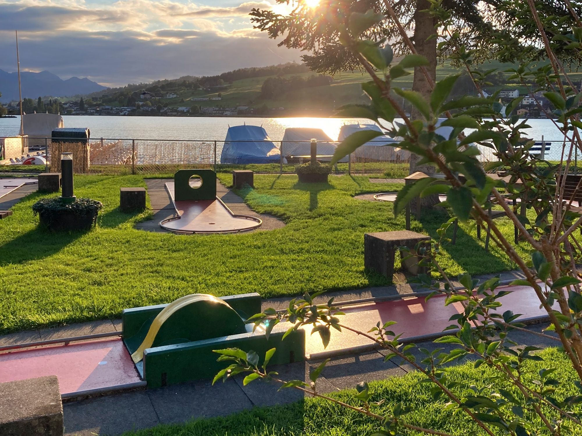 キュスナハト湖のミニゴルフ場は、家族の活動や屋外での楽しみのためのものです。