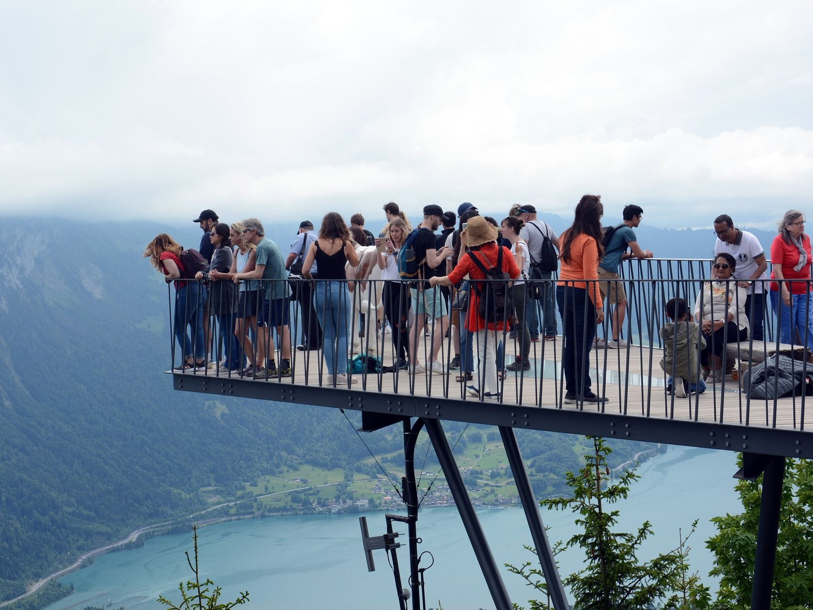 Harder Kulm: imponujący widok z ludźmi na tarasie widokowym na górze.
