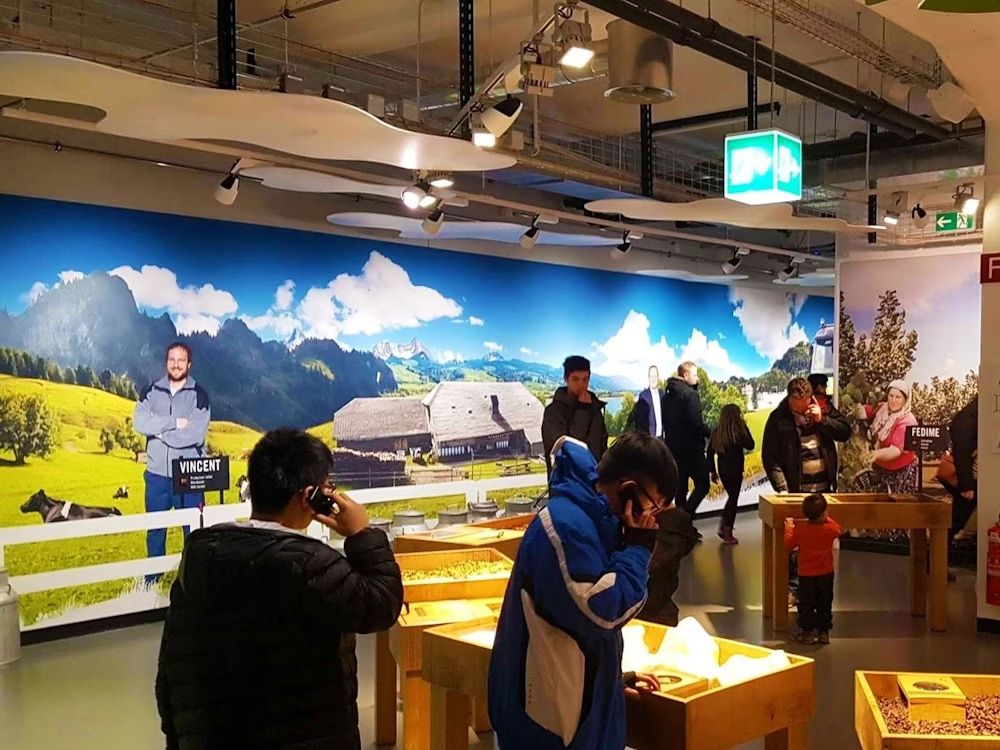 Gruyères: Pengalaman kilang coklat dan penemuan produk tempatan dalam suasana anggun.