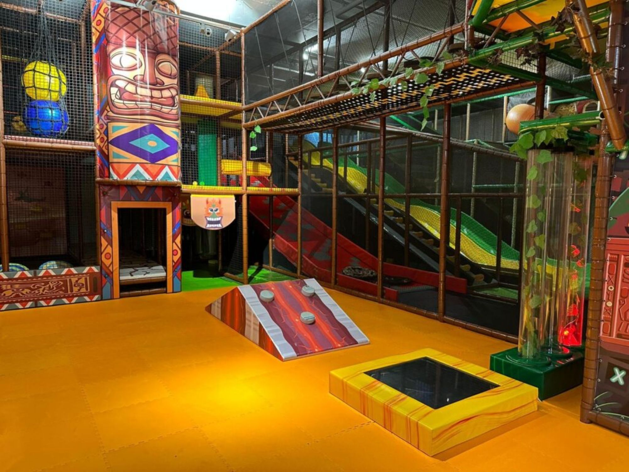 Kids Fun Park Sion: Play area with slides, climbing elements, and colorful playground equipment for kids.