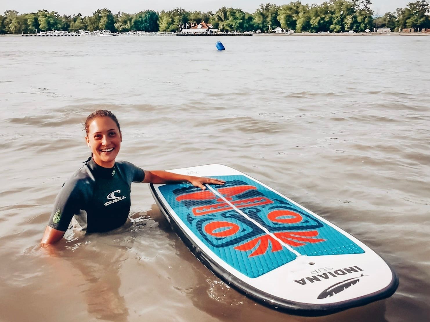 Pelayaran dengan papan luncur di air, keseronokan sukan air di alam semula jadi