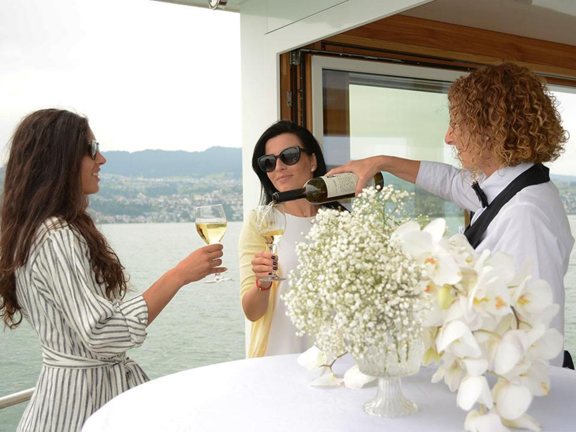 इवेंटफ्लॉस: दोस्तों के साथ पानी पर त्यौहार का आनंद लें स्वादिष्ट वाइन और स्टाइलिश माहौल के साथ।