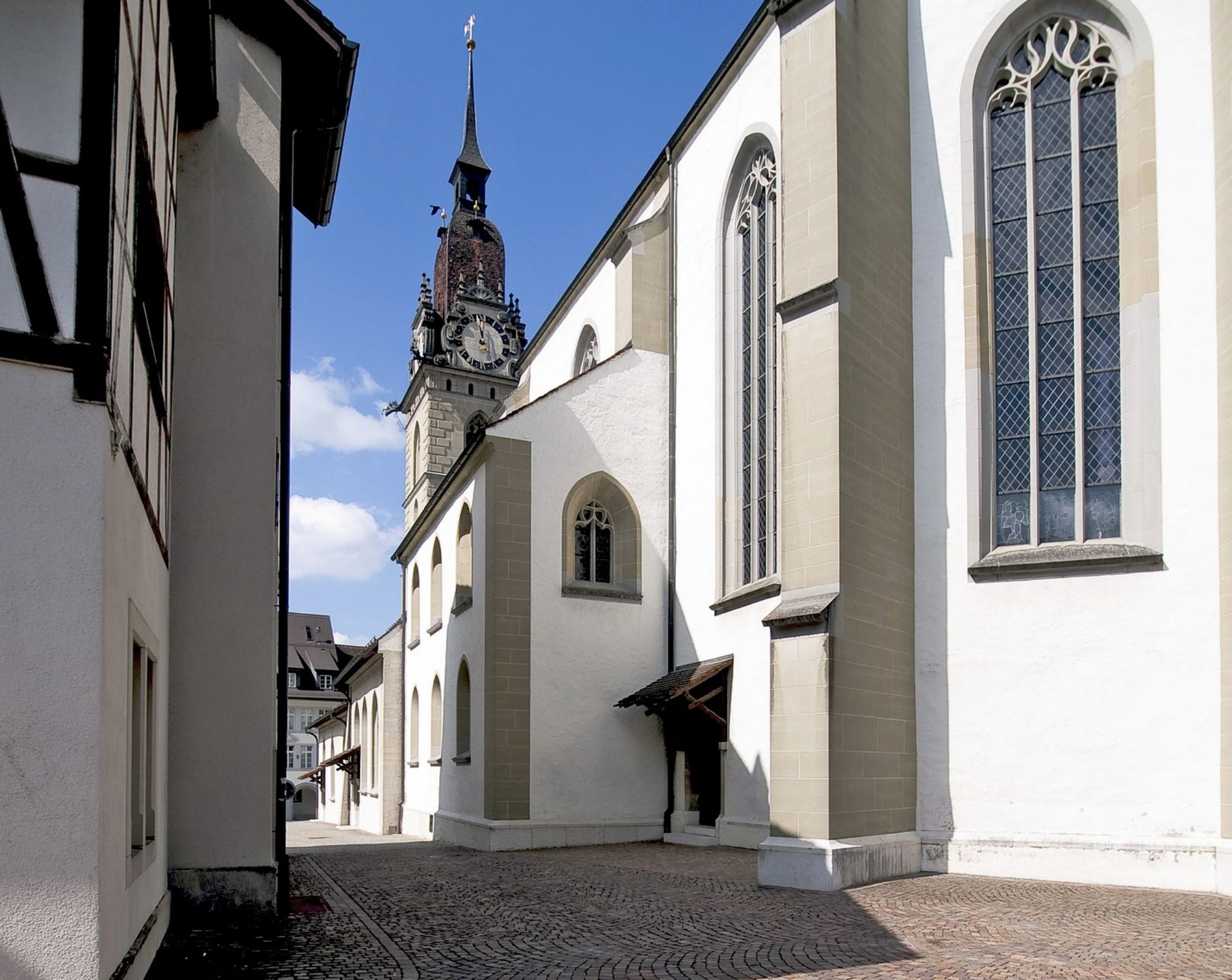 Zofingen: Historische Kirche mit Uhrturm in der Altstadt, umgeben von architektonischen Details.