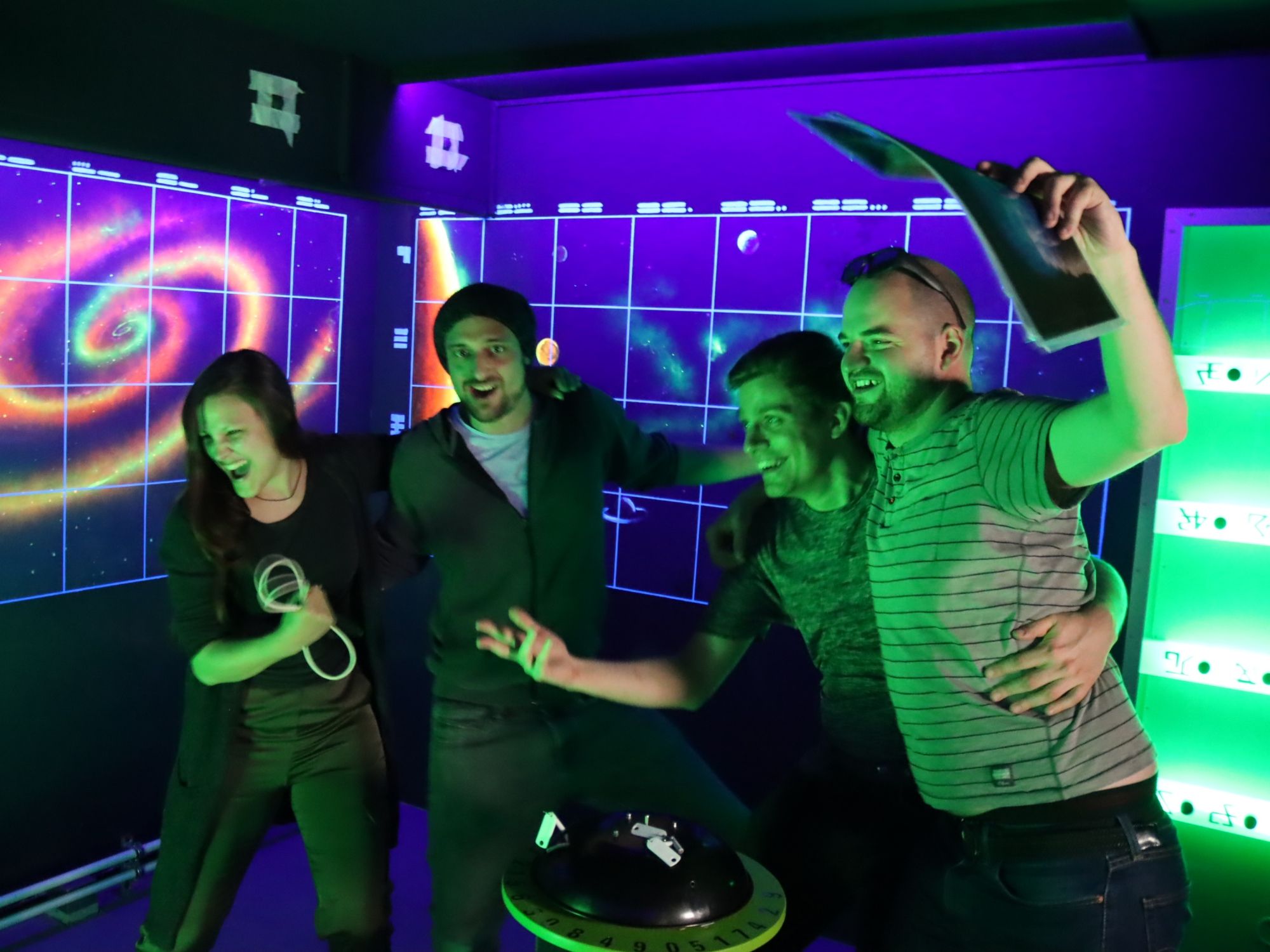 Escape Room Luzern: spændende gruppe, der løser gåder i Top Secret Escape Room