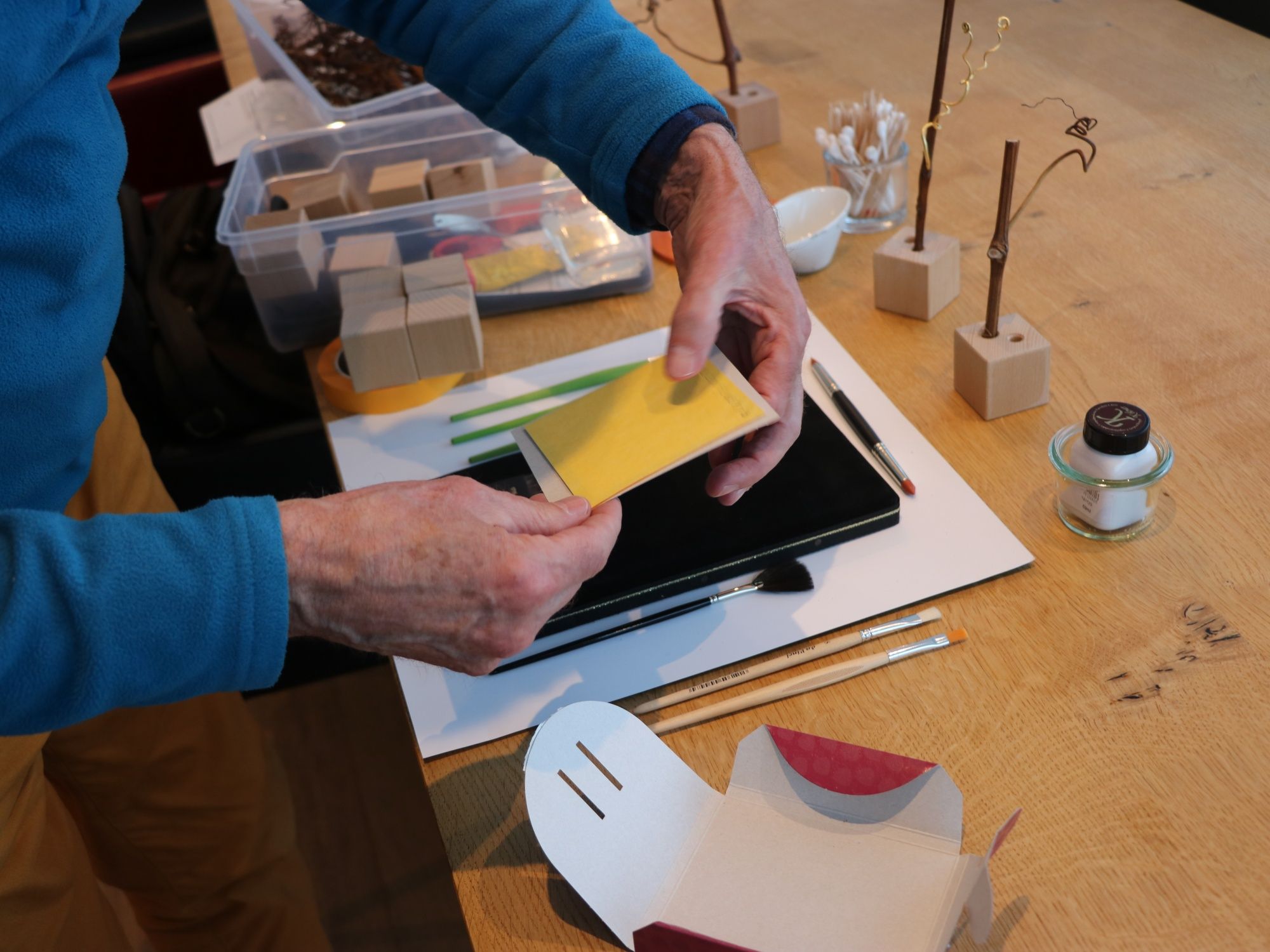 Курс по золочению: взгляд на технику золочения и творческое оформление золотой поверхности.