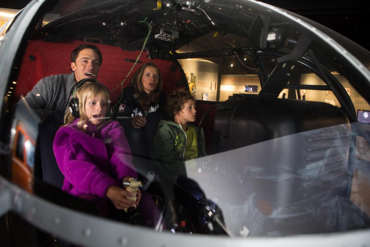 Bond World: Familie erlebt die interaktive Ausstellung mit Kindern im Schilthorn.