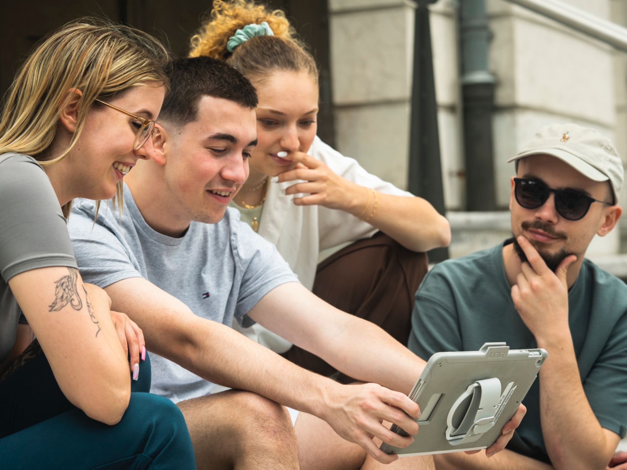 Παιχνίδι Απόδρασης: Ομάδα λύνει γρίφους κοντά σε μαγική πύλη στη Γενεύη