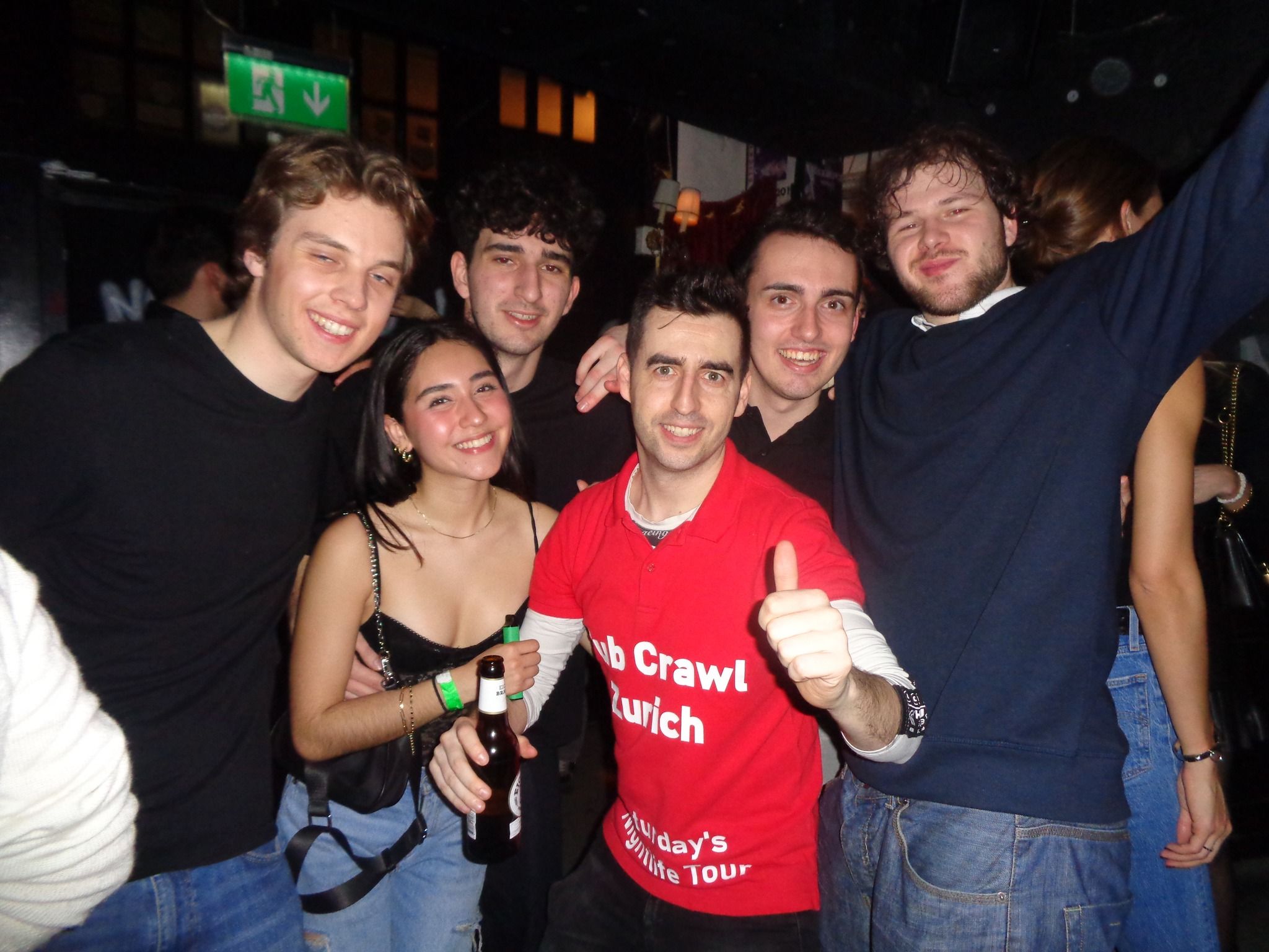 جولة الحانات: مجموعة مع مرشد تستمتع بجولة مثيرة في زيورخ. لحظات لا تُنسى مع الأصدقاء.