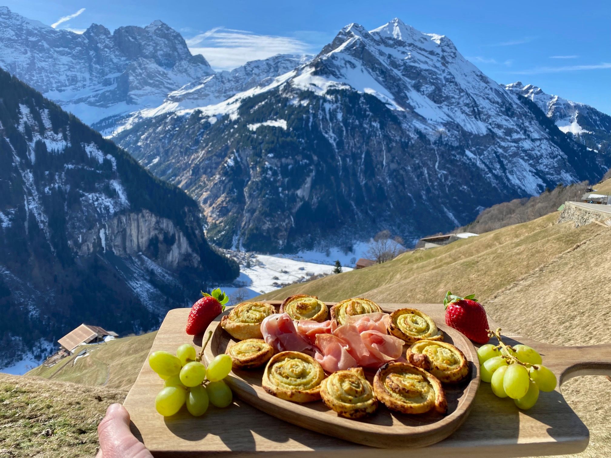 Večeře v horách: Lahodné švýcarské speciality s výhledem na zasněžené vrcholky.