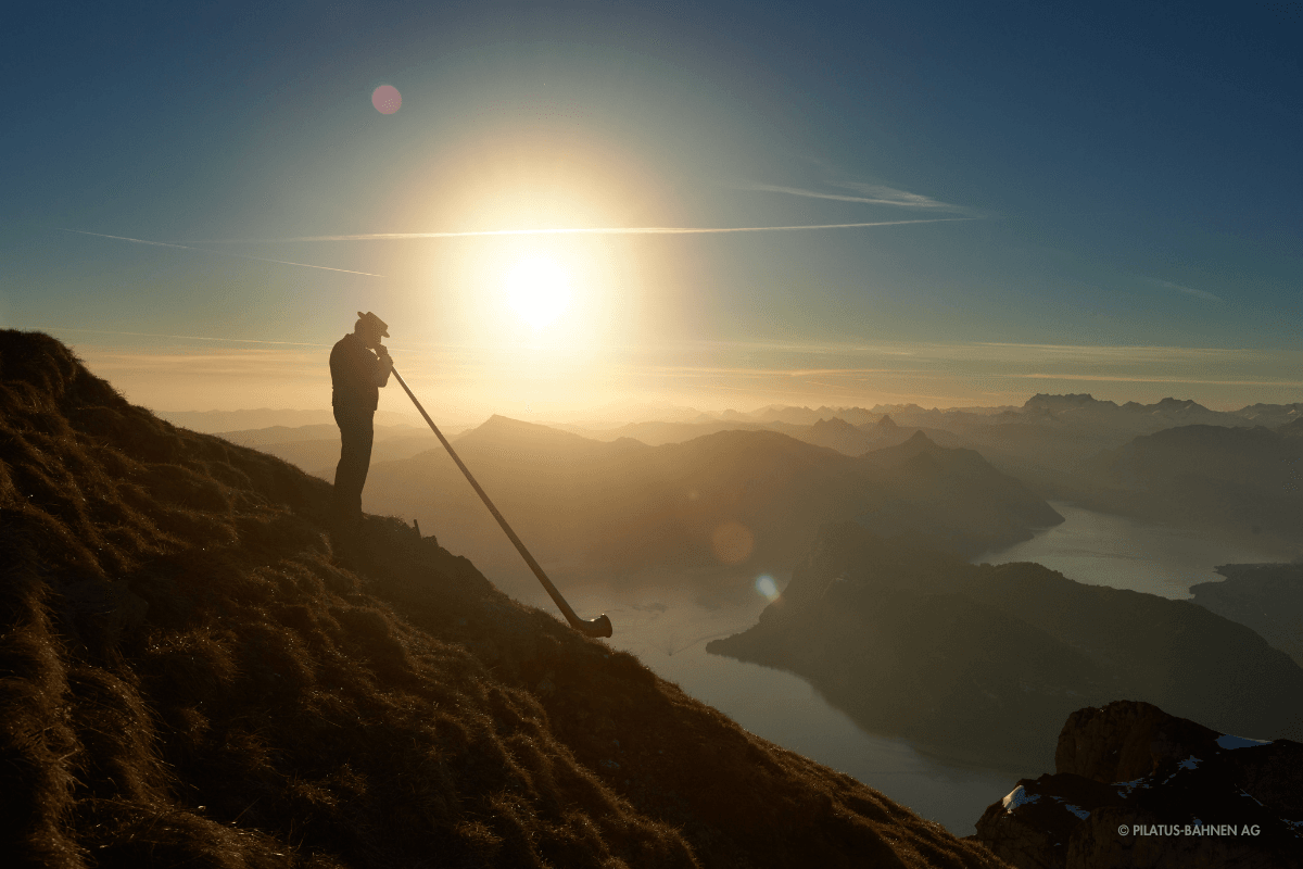 Pilatus: imponerande utsikt över Alperna och Vierwaldstättersee vid solnedgången.