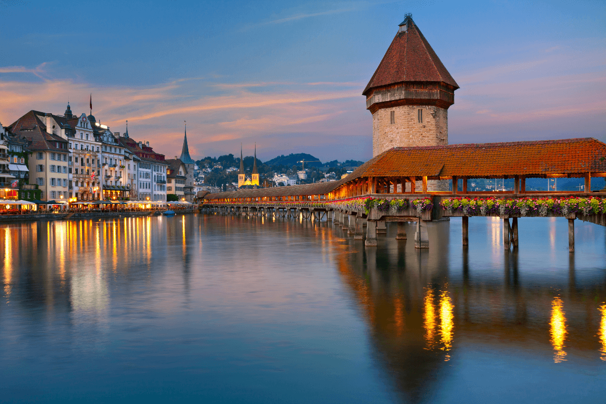 Sunset Cruise: Champagne Celebration in Lucerne with Romantic View of the Old Town.