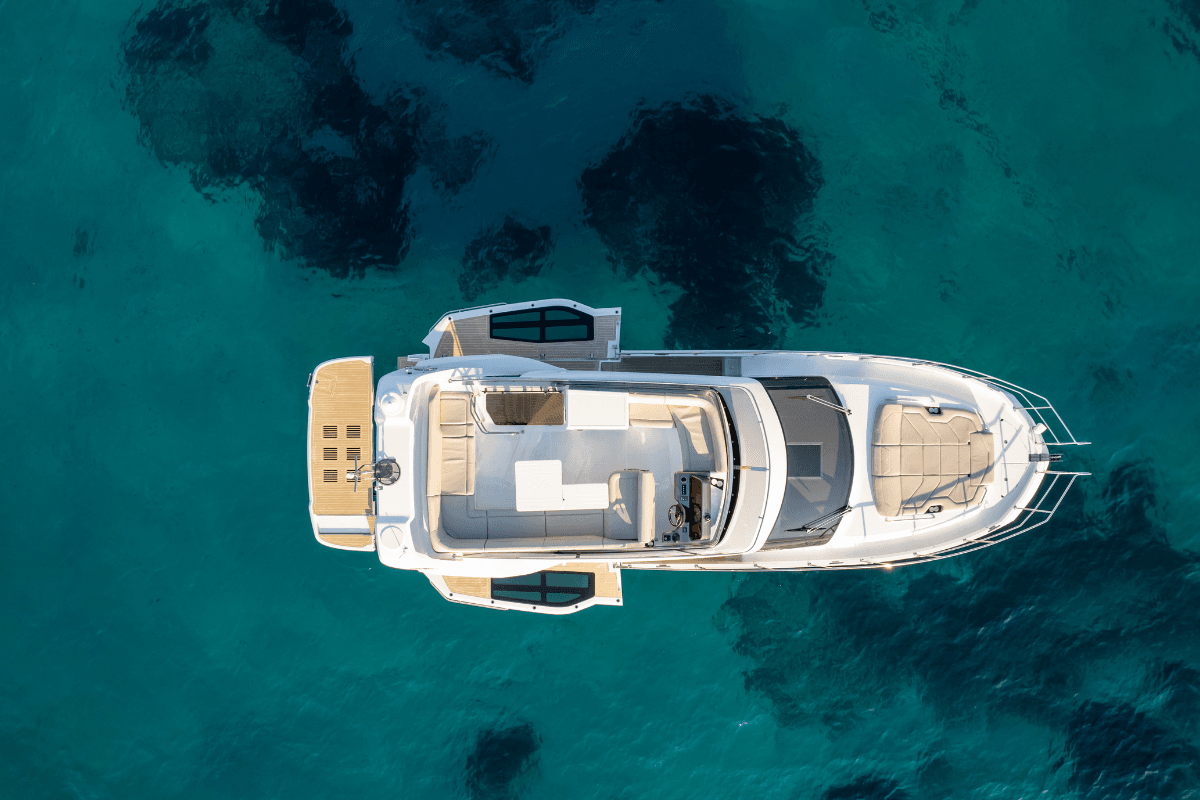 Iate: Charter de dia luxuoso no mar claro, ideal para passeios relaxantes no verão.