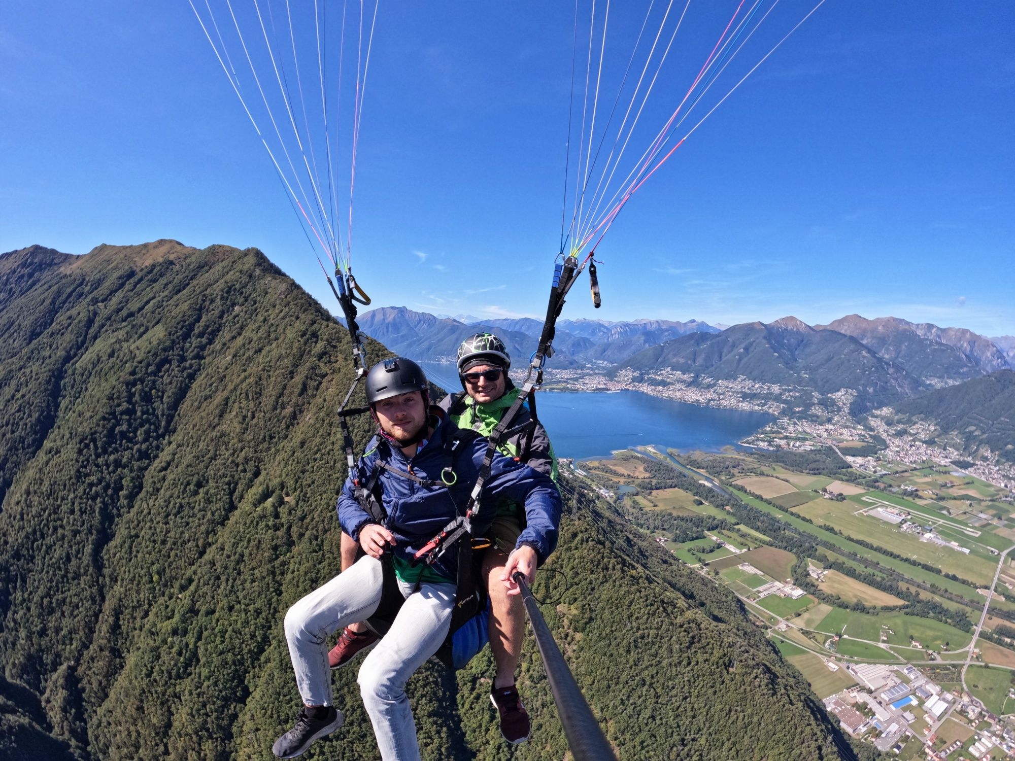 Paragliding Monte Tamaro: Tandemflug ueber die Berge mit spektakulaerer Aussicht auf Natur und Landschaft.