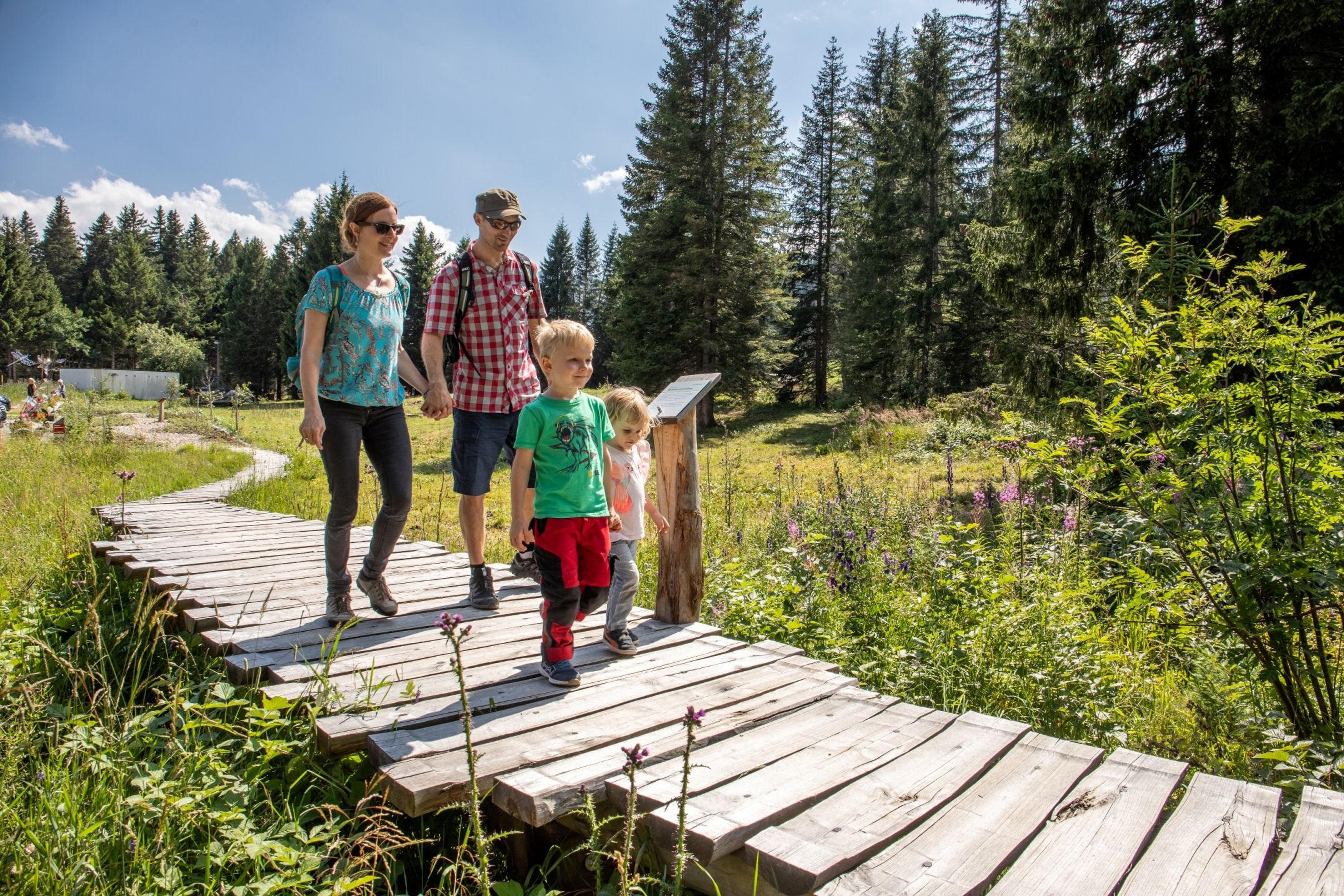 Οικογενειακή εκδρομή στον τροχόσπιτο με παιδιά στη φύση.