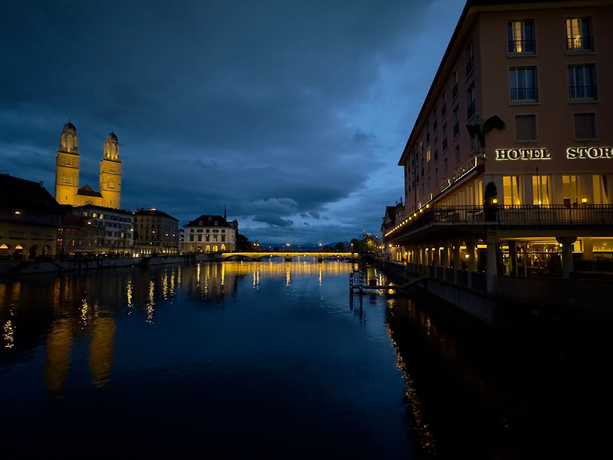 야경: 불빛과 물 반사가 있는 취리히의 그림 같은 도시 풍경