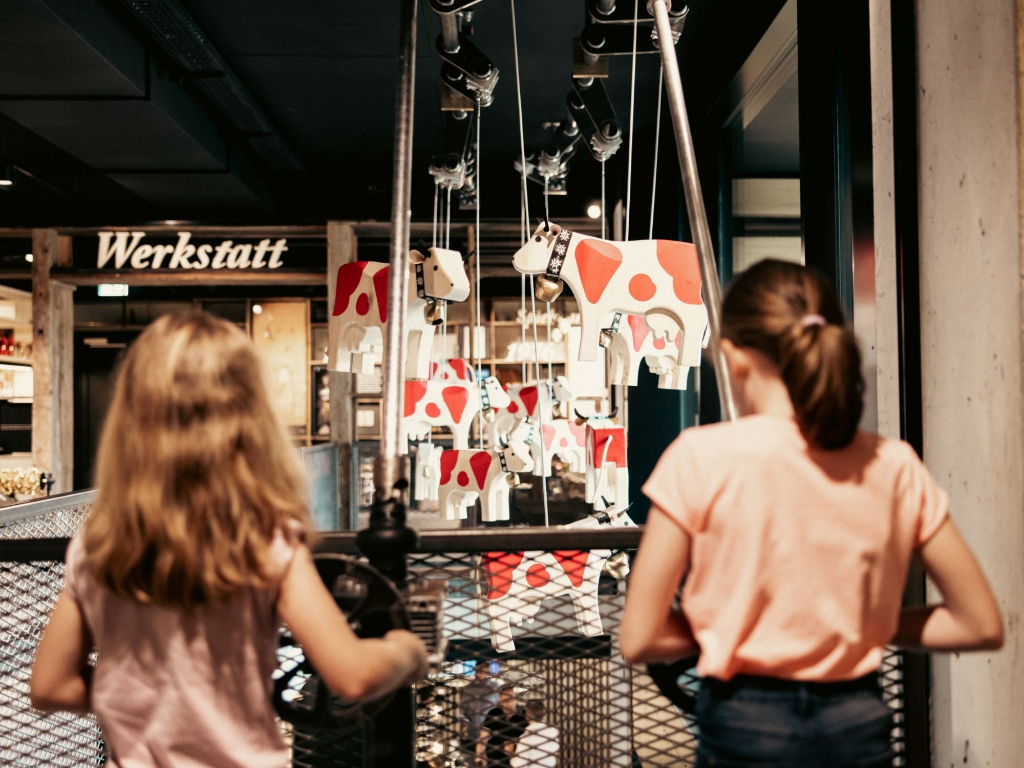 Dunia Pengalaman Trauffer: Anak-anak menjelajah Figurnya Trauffer Kreatif di ruang pamer interaktif.