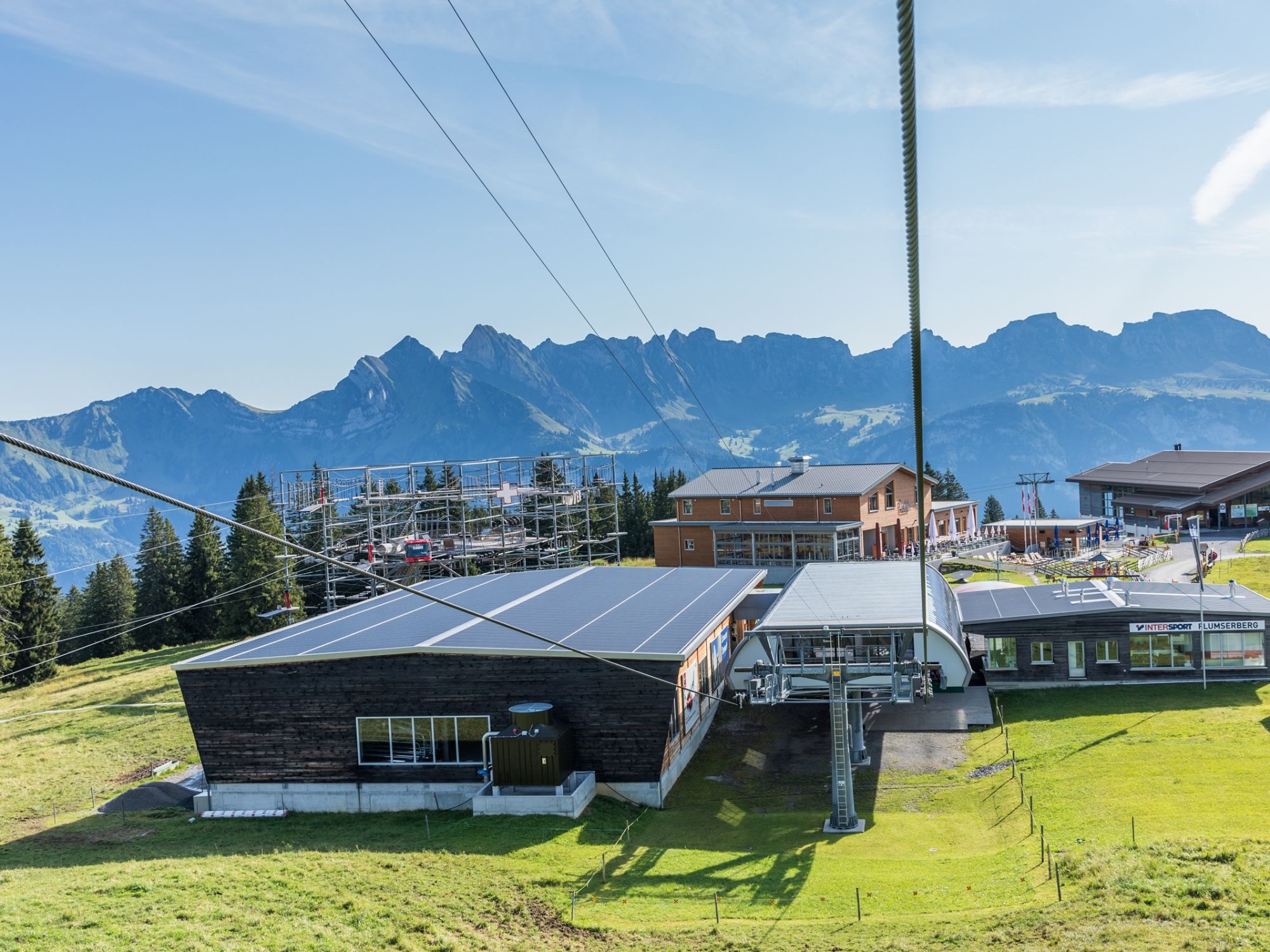 Flumserberg : randonnée culinaire et télécabine Prodalp avec vue sur les montagnes.