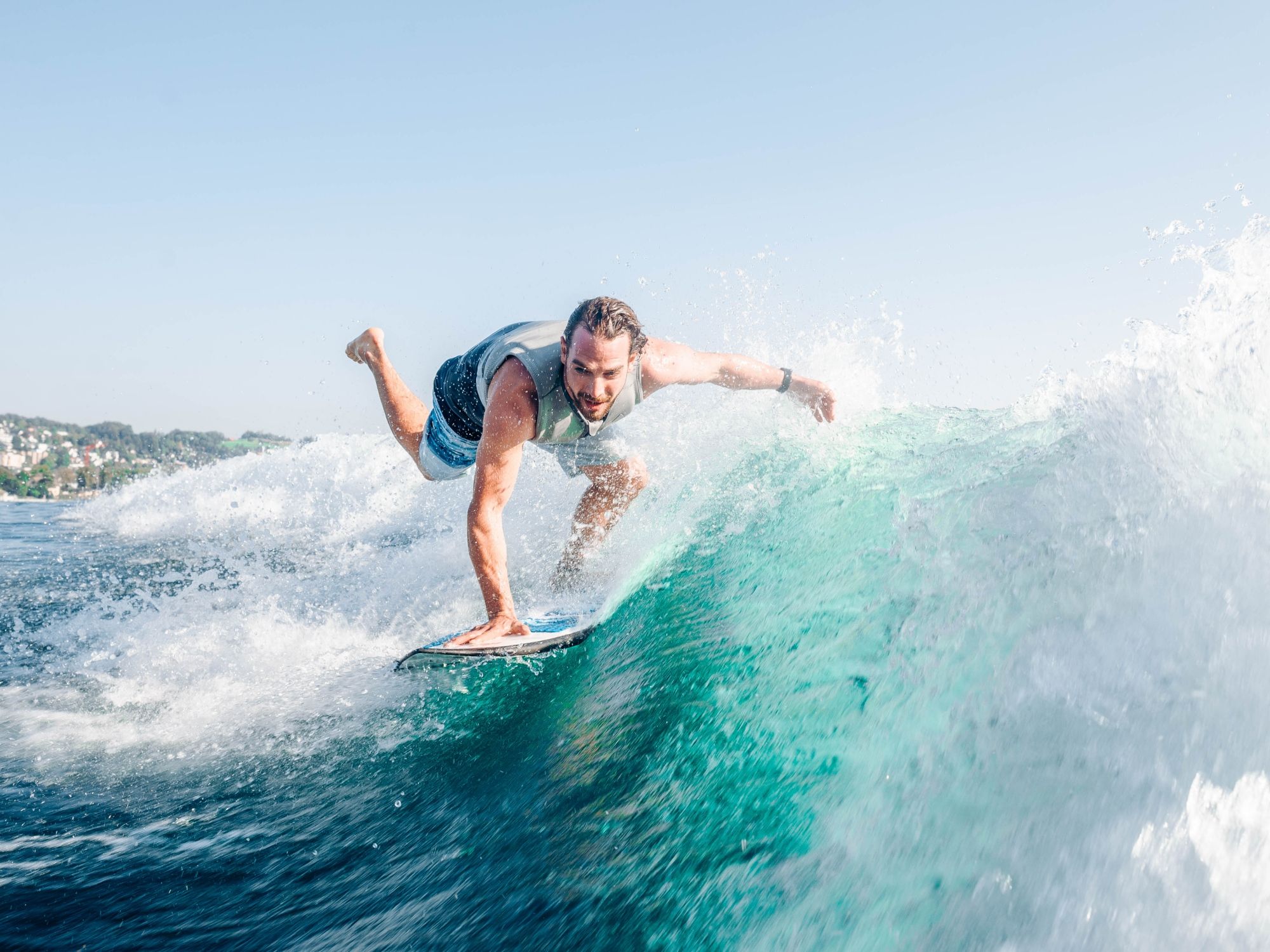 Wakesurfen auf dem Zürichsee mit tollem Blick auf das private Boot und die Landschaft.
