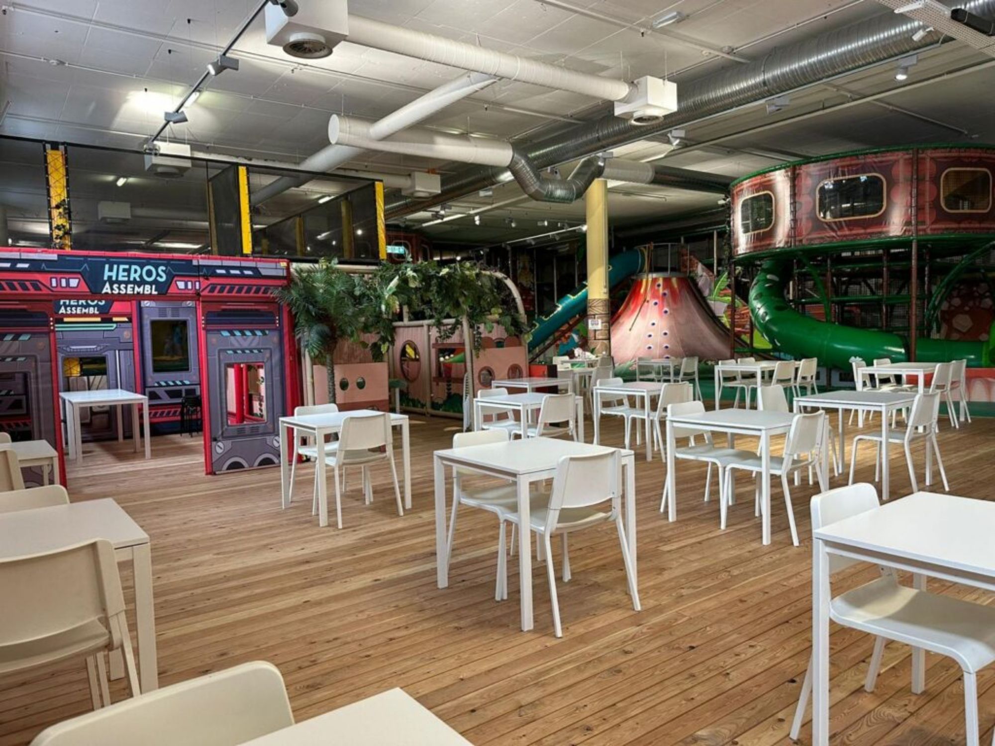 Kids Fun Park Sion: Inviting tables in the play area, perfect for children and family activities.