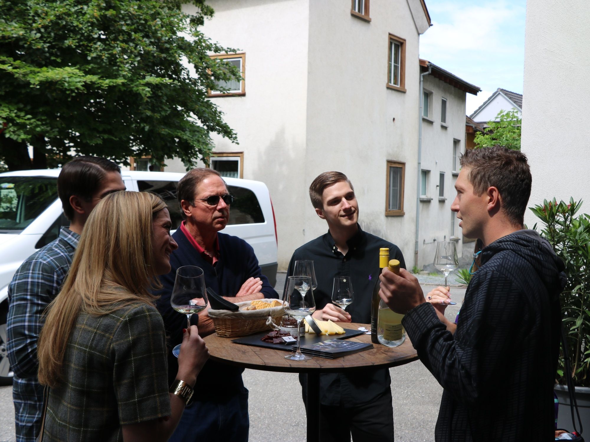 Приготовление пищи: совместный ужин на винной экскурсии с друзьями на природе