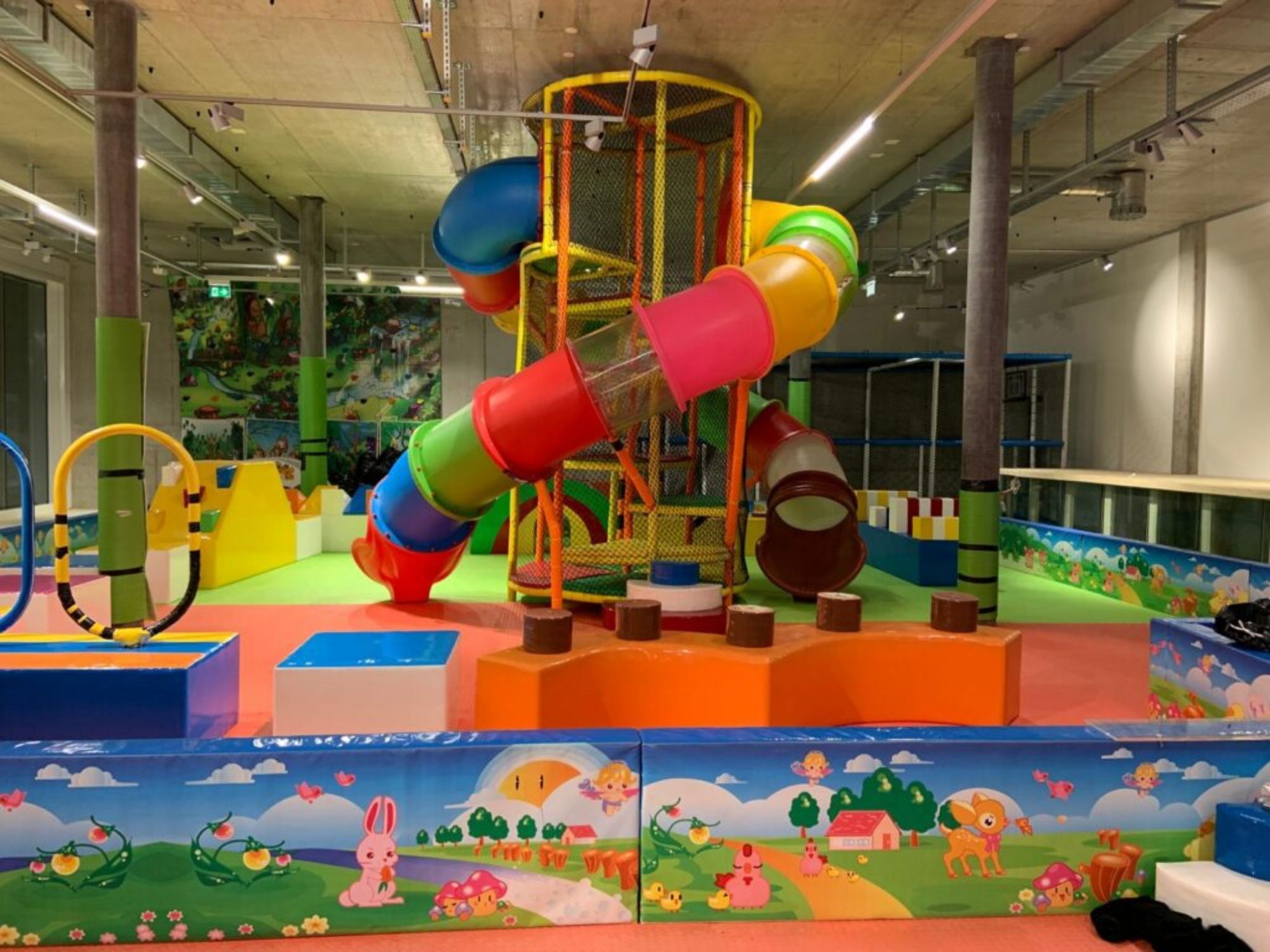 儿童乐园Etoy：充满色彩的游乐区，设有滑梯和儿童游乐设施。