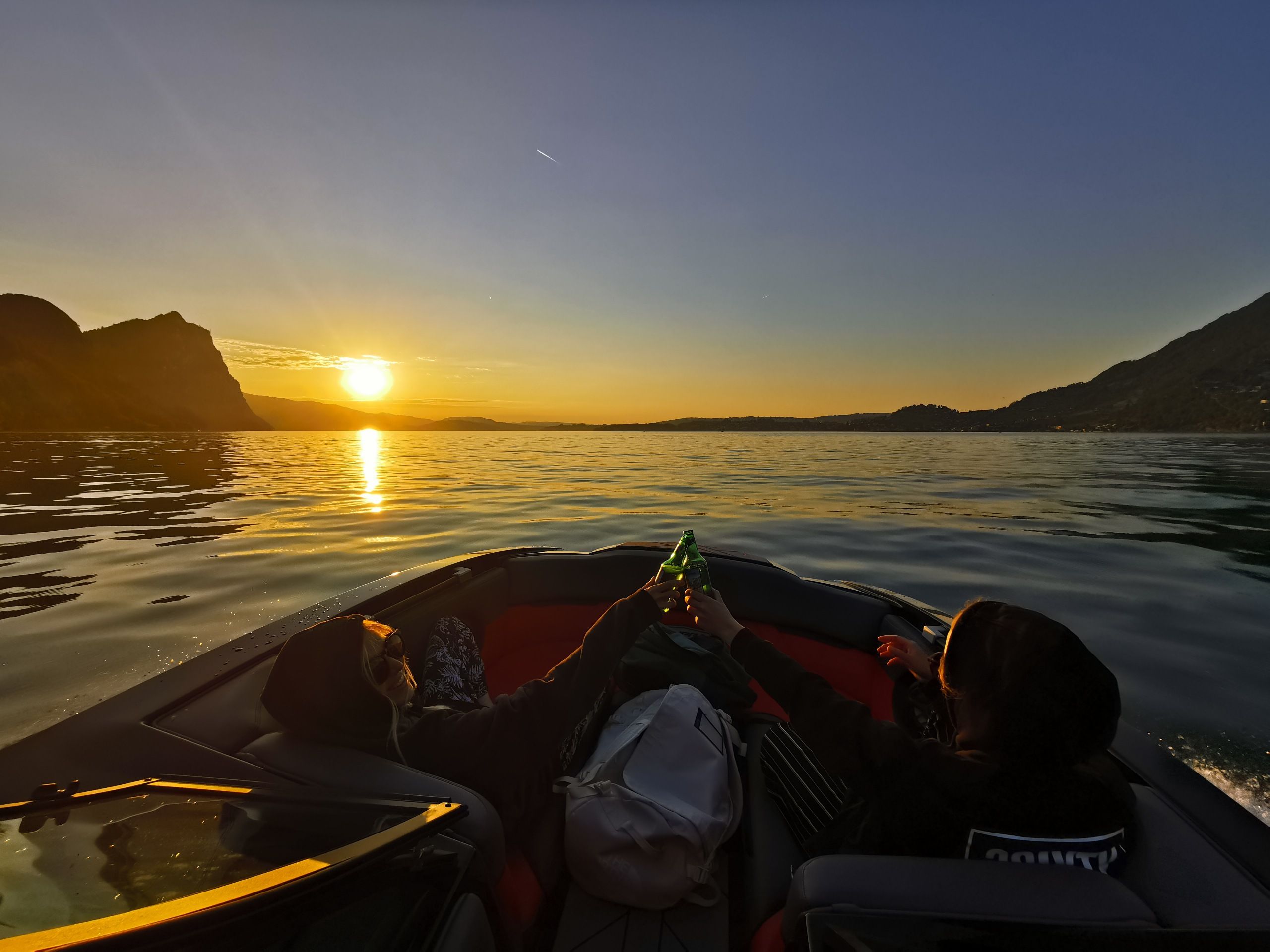 Wakeboarden aan het meer bij zonsondergang met vrienden, ontspannen sfeer, watersport, zomer.